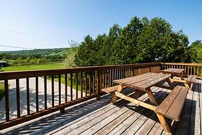 Spacious 8 bdrm Blue Mountain Cottage, Perfect for Large Groups, Priva