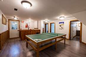 Spacious 8 bdrm Blue Mountain Cottage, Perfect for Large Groups, Priva
