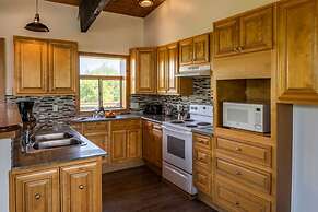 Spacious 8 bdrm Blue Mountain Cottage, Perfect for Large Groups, Priva