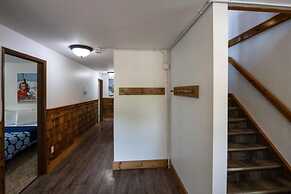 Spacious 8 bdrm Blue Mountain Cottage, Perfect for Large Groups, Priva