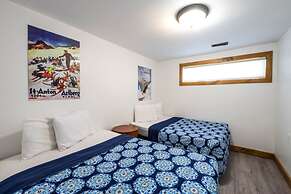 Spacious 8 bdrm Blue Mountain Cottage, Perfect for Large Groups, Priva