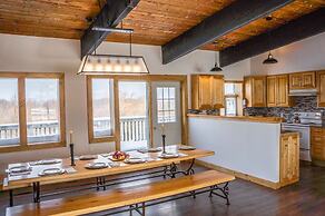 Spacious 8 bdrm Blue Mountain Cottage, Perfect for Large Groups, Priva