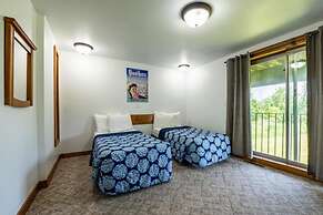 Spacious 8 bdrm Blue Mountain Cottage, Perfect for Large Groups, Priva