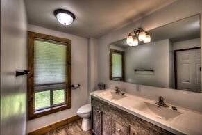 Spacious 8 bdrm Blue Mountain Cottage, Perfect for Large Groups, Priva