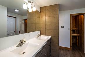 Spacious 8 bdrm Blue Mountain Cottage, Perfect for Large Groups, Priva