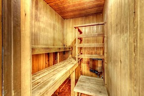 Spacious 8 bdrm Cottage with Private Beach Access, BBQ, Hot Tub, Sauna