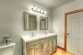 Spacious 8 bdrm Cottage with Private Beach Access, BBQ, Hot Tub, Sauna