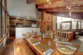 Spacious 8 bdrm Cottage with Private Beach Access, BBQ, Hot Tub, Sauna