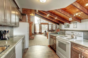Spacious 8 bdrm Cottage with Private Beach Access, BBQ, Hot Tub, Sauna