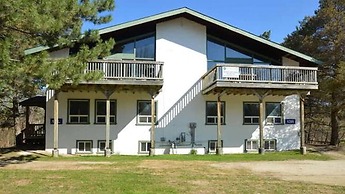 Spacious 8 bdrm Cottage with Private Beach Access, BBQ, Hot Tub, Sauna