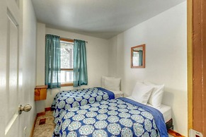 Spacious 8 bdrm Cottage with Private Beach Access, BBQ, Hot Tub, Sauna