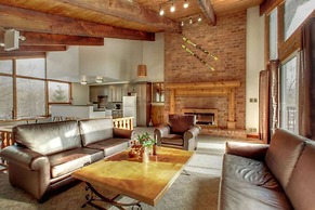 Spacious 8 bdrm Cottage with Private Beach Access, BBQ, Hot Tub, Sauna