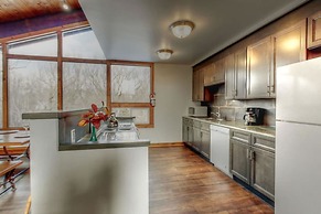 Spacious 8 bdrm Cottage with Private Beach Access, BBQ, Hot Tub, Sauna