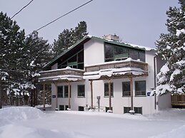 Spacious 8 bdrm Cottage with Private Beach Access, BBQ, Hot Tub, Sauna