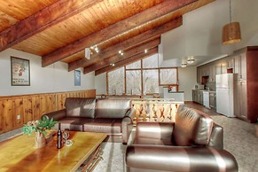 Spacious 8 bdrm Cottage with Private Beach Access, BBQ, Hot Tub, Sauna