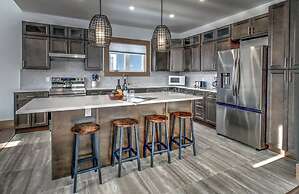 Brand New 7 bdrm Luxury Cottage with Private Beach Access, BBQ,7.5 bat