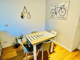 Stylish Apartment with Pool Acces