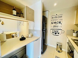 Stylish Apartment with Pool Acces