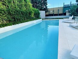 Stylish Apartment with Pool Acces
