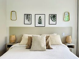 Stylish Apartment with Pool Acces