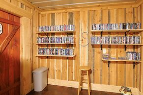 Cozy Hiltons Apartment w/ Fireplace & River Access