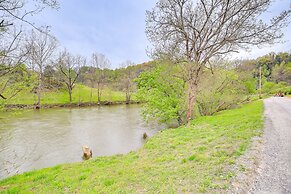 Cozy Hiltons Apartment w/ Fireplace & River Access