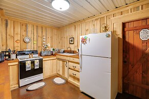 Cozy Hiltons Apartment w/ Fireplace & River Access