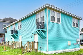 1 Mi to Historic Pleasure Pier: Galveston Home