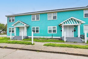 1 Mi to Historic Pleasure Pier: Galveston Home