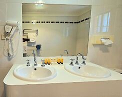 Hilltops Retreat Motor Inn