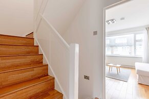 Spacious 4BD Home, Near Excel London!