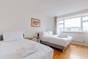 Spacious 4BD Home, Near Excel London!