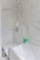 Spacious 4BD Home, Near Excel London!
