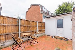 Spacious 4BD Home, Near Excel London!