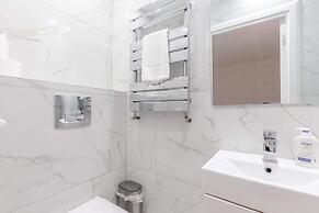 Spacious 4BD Home, Near Excel London!