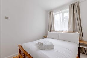 Spacious 4BD Home, Near Excel London!