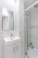 Spacious 4BD Home, Near Excel London!
