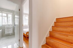 Spacious 4BD Home, Near Excel London!