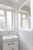 Spacious 4BD Home, Near Excel London!