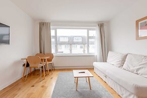 Spacious 4BD Home, Near Excel London!