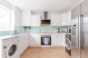 Spacious 4BD Home, Near Excel London!