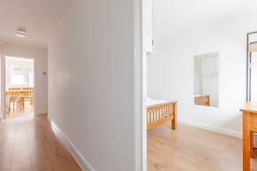 Spacious 4BD Home, Near Excel London!