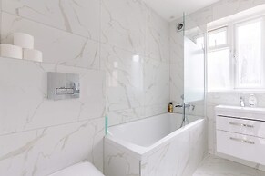 Spacious 4BD Home, Near Excel London!
