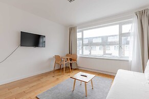 Spacious 4BD Home, Near Excel London!