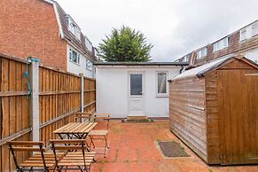 Spacious 4BD Home, Near Excel London!