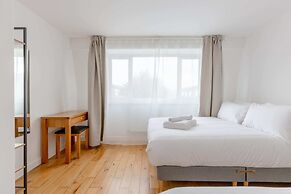 Spacious 4BD Home, Near Excel London!