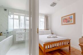 Spacious 4BD Home, Near Excel London!