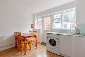 Spacious 4BD Home, Near Excel London!