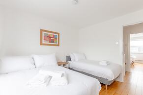 Spacious 4BD Home, Near Excel London!