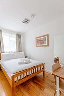Spacious 4BD Home, Near Excel London!